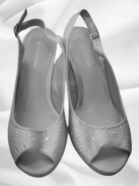 🆕 Le Chateau Silver Heels!!! Grey Sparkle Peep Toe Slingbacks !!!  Size 8